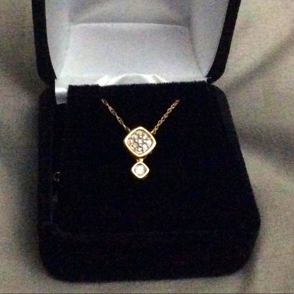 Diamond pendant set